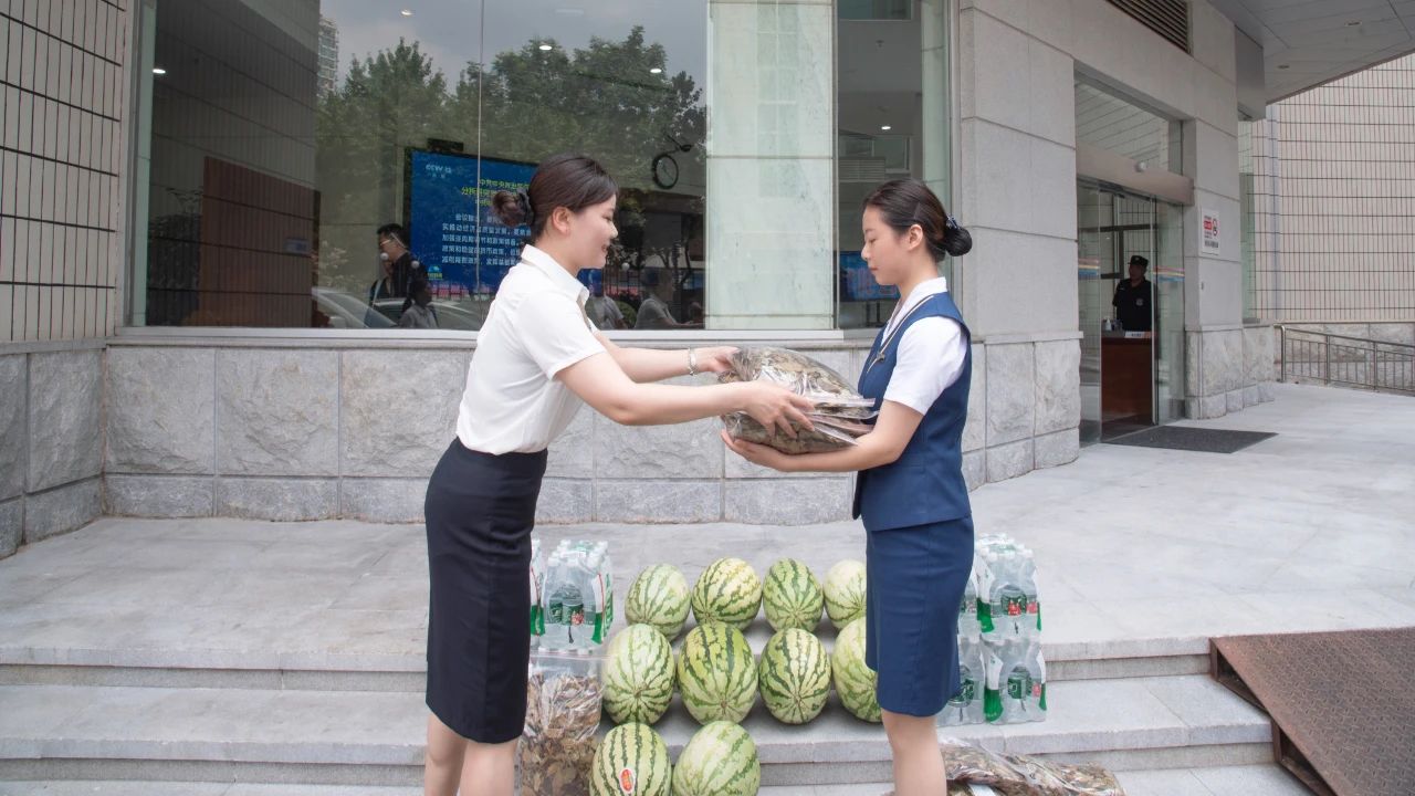 酷暑送清凉 关爱暖人心｜致敬高温下的坚守者