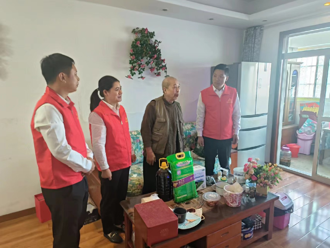 爱在重阳 情暖金秋——鑫连鑫物业重阳节走访慰问高龄老人