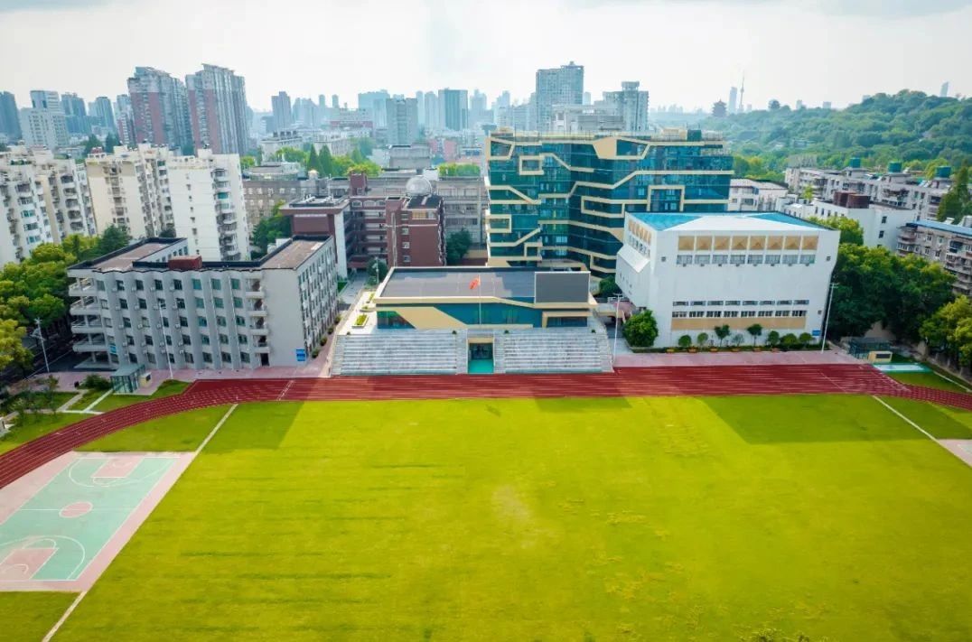 少年逐梦，我们护航！鑫连鑫物业以“满分守护”致敬每一个全力以赴的青春